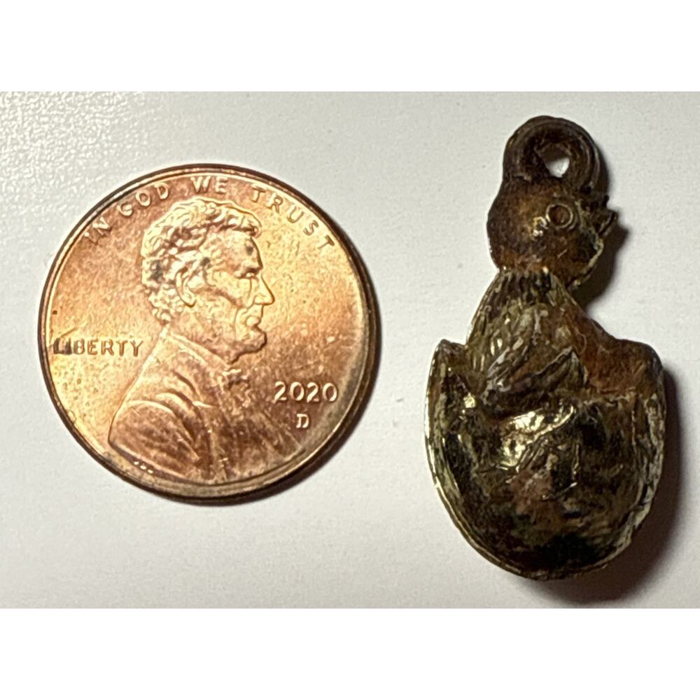 Vintage Gold Tone Metallic Cracker Jack Hatching Chick Charm 1L‎